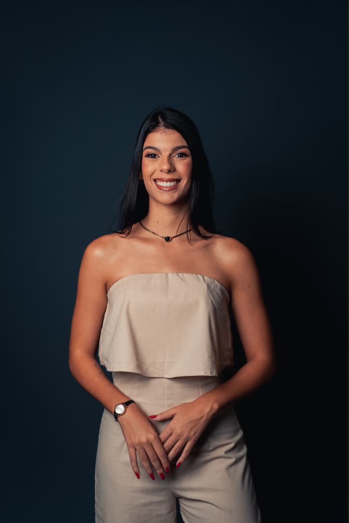 Laura Cunha com roupa clara em fundo azul-marinho